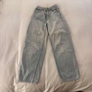 Cute flattering soft straight leg jeans 24/25 light wash